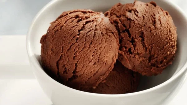 Έτοιμο μέσα σε λίγα λεπτά το απόλυτο σπιτικό παγωτό σοκολάτα από την Αργυρώ Μπαρμπαρίγου
