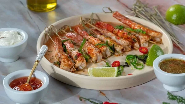 Ζουμερά σουβλάκια με γαρίδες από την Αργυρώ Μπαρμπαρίγου - Το μυστικό είναι στο πορτοκάλι