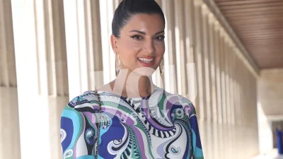 Με φλοράλ μίνι φόρεμα στην επίδειξη του Κωστέτσου - Ο άντρας που συνόδεψε την Σταματίνα Τσιμτσιλή