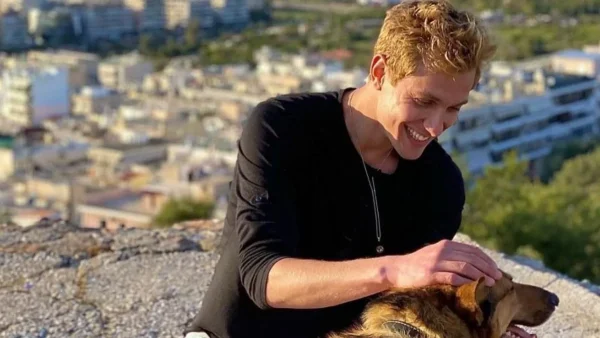 Χέρι - χέρι στην Γλυφάδα με την νέα του σύντροφο! Τρελά ερωτευμένος ο Έντουαρντ Στεργίου