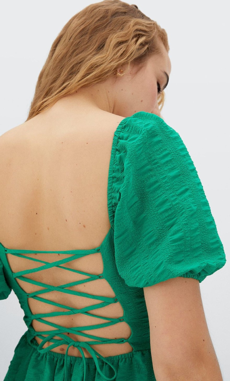 Ανάγλυφο φόρεμα από τα Stradivarius