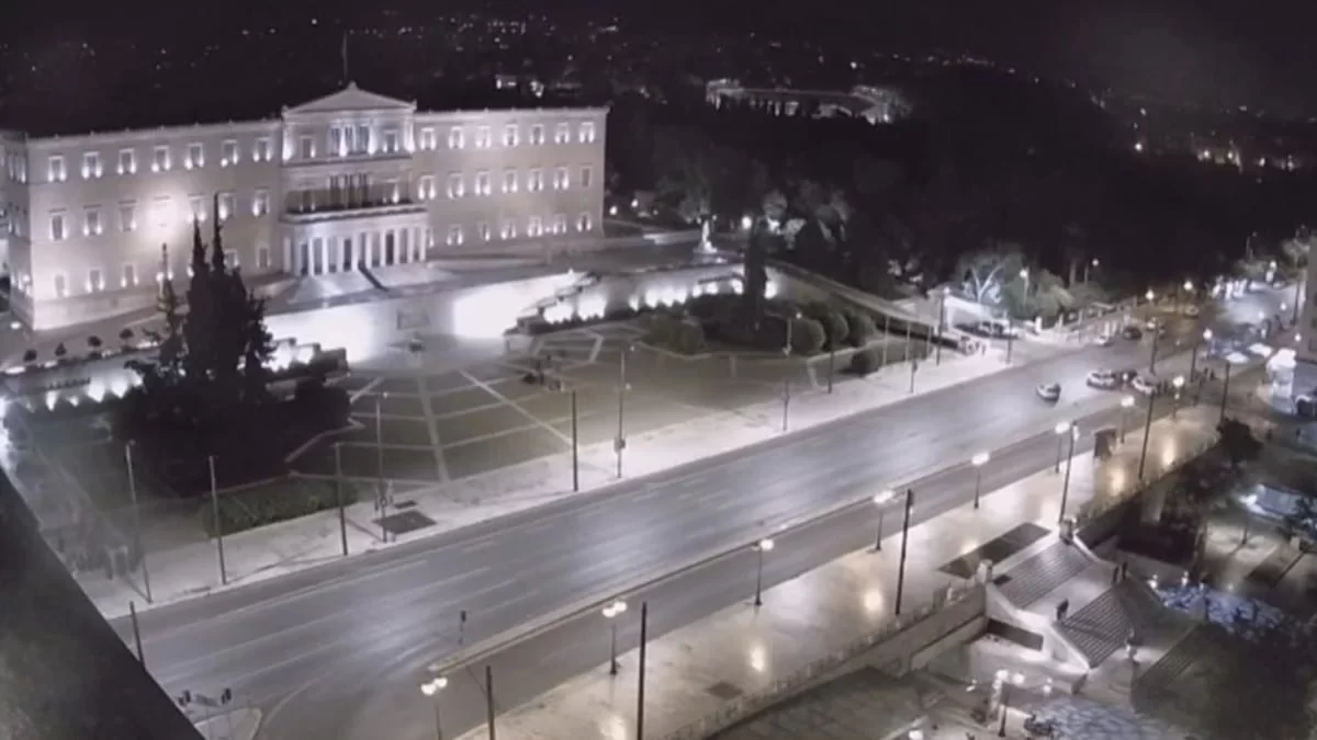 Σύνταγμα: Ένοπλος σε αμόκ απειλούσε να ανοίξει πυρ στο μνημείο του Άγνωστου Στρατιώτη