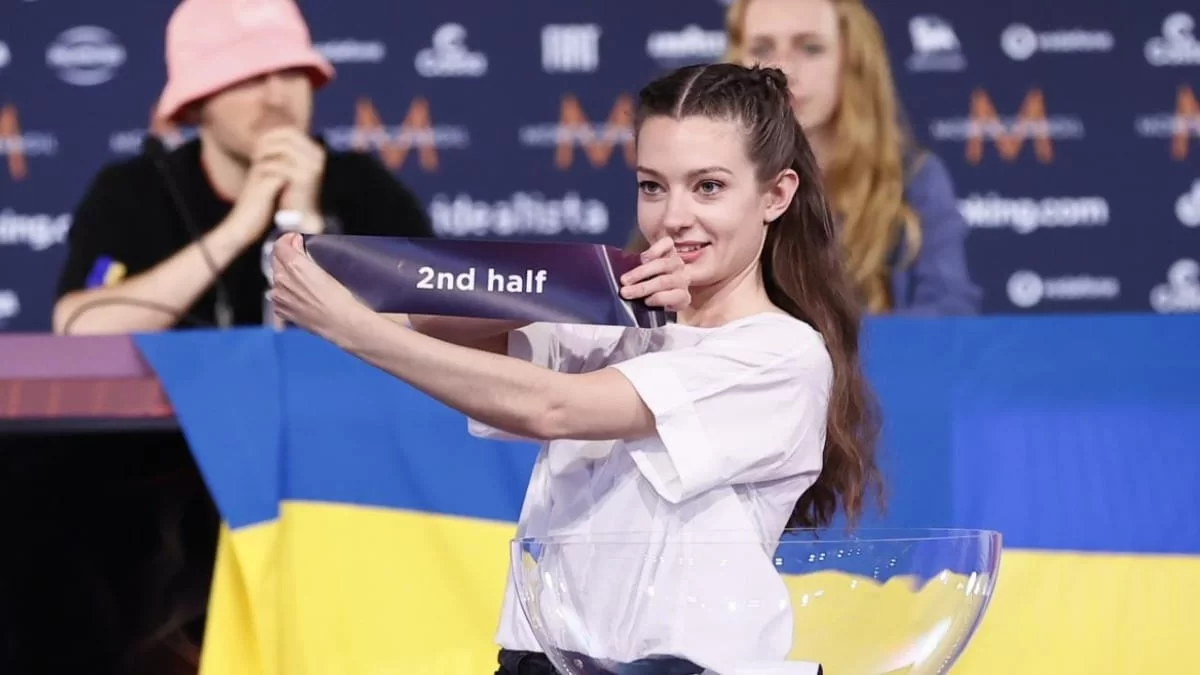 Eurovision 2022: Με σιθρού μπλουζάκι στο πλευρό της Αμάντα ο σύντροφός της