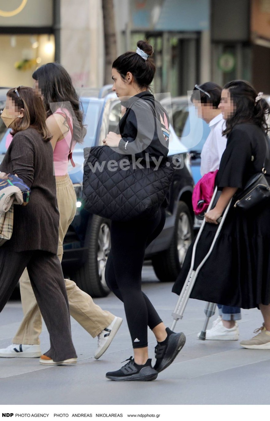 Η Τόνια Σωτηροπούλου στους δρόμους της Αθήνας