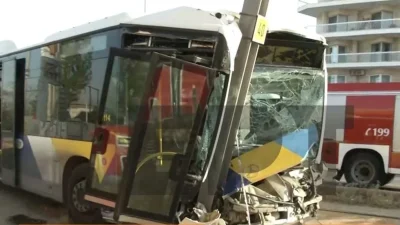 Σοβαρό τροχαίο τώρα στην παραλιακή -  Λεωφορείο γεμάτο επιβάτες «καρφώθηκε» σε κολώνα