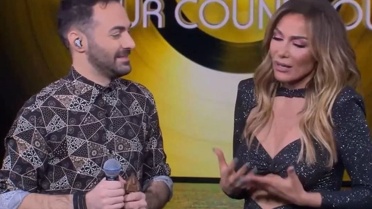 «Μου θυμίζει τον πατέρα μου, θέλω να βάλω τα κλάματα!» - "Λύγισε" η Βανδή στον αέρα του Chart Show