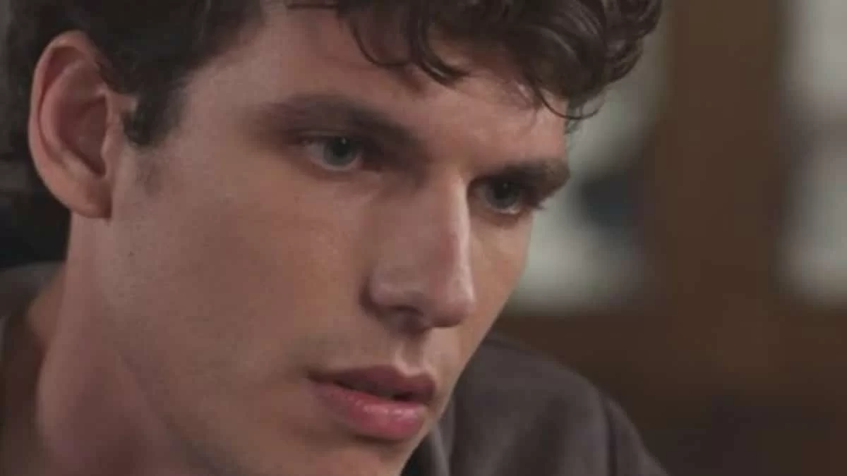 Ο Βασίλης Μίχας σε σκηνή της σειράς Γη της ελιάς