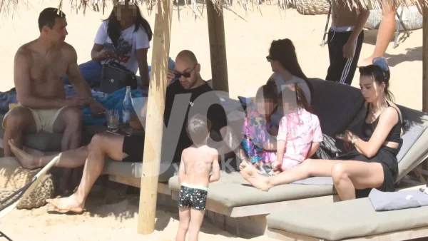 Τράβηξαν όλα τα βλέμματα στην Μύκονο - Για μπάνιο με τα παιδιά τους Ολυμπία Χοψονίδου και Βασίλης Σπανούλης