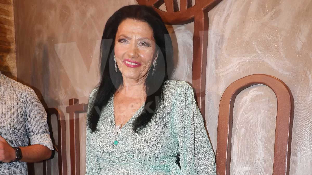 Απαστράπτουσα η Ζωζώ Σαπουντζάκη -  Η εντυπωσιακή τούρτα έκπληξη στα γενέθλιά της