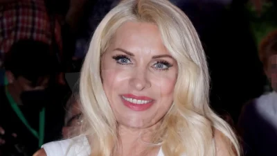 Με ολόλευκη ολόσωμη φόρμα που "αγκάλιαζε" τις καμπύλες της - Η εμφάνιση της Ελένης Μενεγάκη στο Ηρώδειο