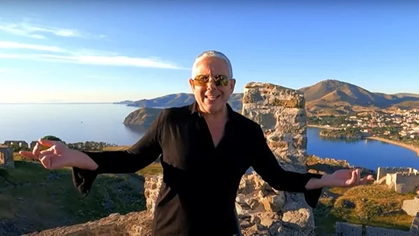 Εικόνες: Ο Τάσος Δούσης ταξιδεύει σε ένα από τα μεγαλύτερα και ομορφότερα νησιά της Ελλάδας