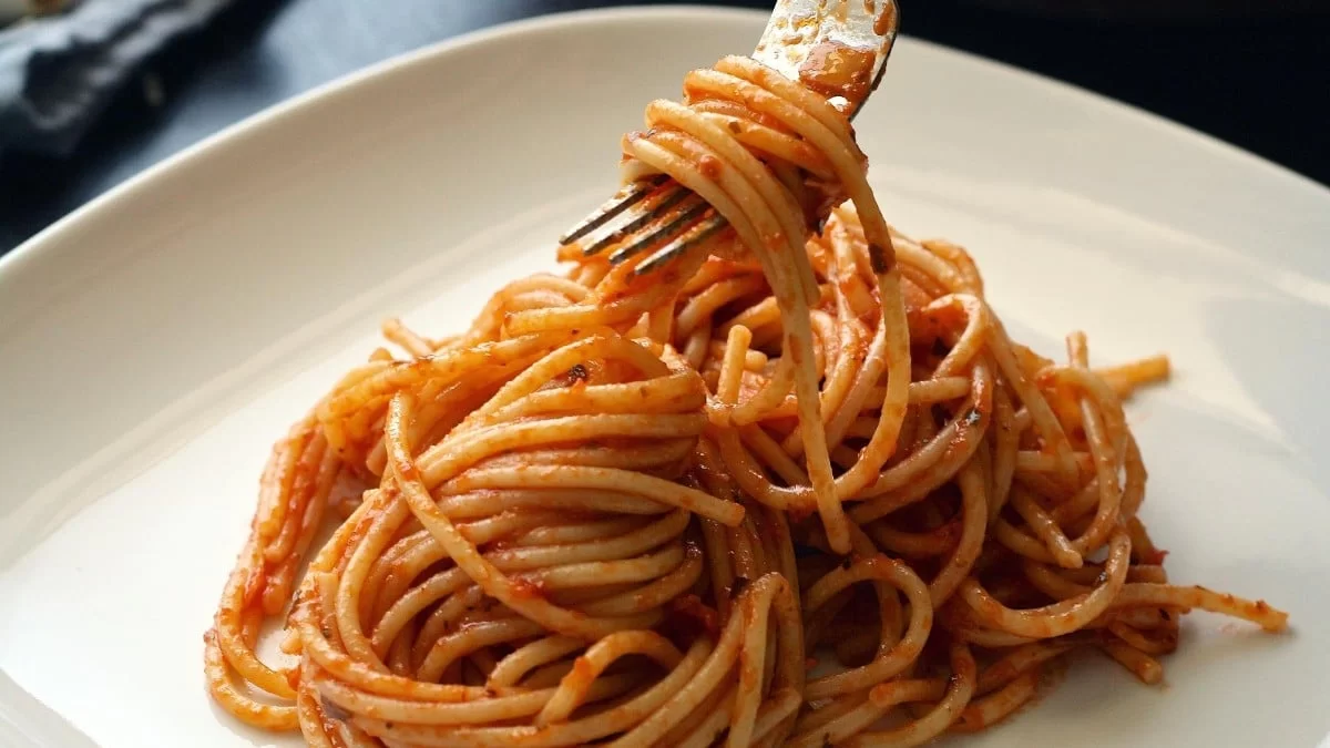 Γίνονται λάσπη τα μακαρόνια μόλις τα σουρώνετε; Το κόλπο των γιαγιάδων για να βγουν σαν εστιατορίου