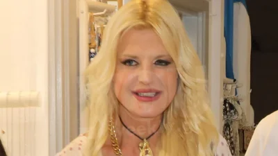 Πόζαρε με τούλινο στράπλες φόρεμα και ο Χολέβας τραβούσε - Χαμός με τις φωτογραφίες της Μαρίνας Πατούλη