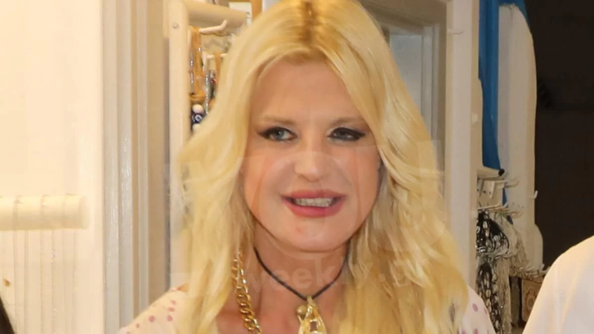 Πόζαρε με τούλινο στράπλες φόρεμα και ο Χολέβας τραβούσε - Χαμός με τις φωτογραφίες της Μαρίνας Πατούλη