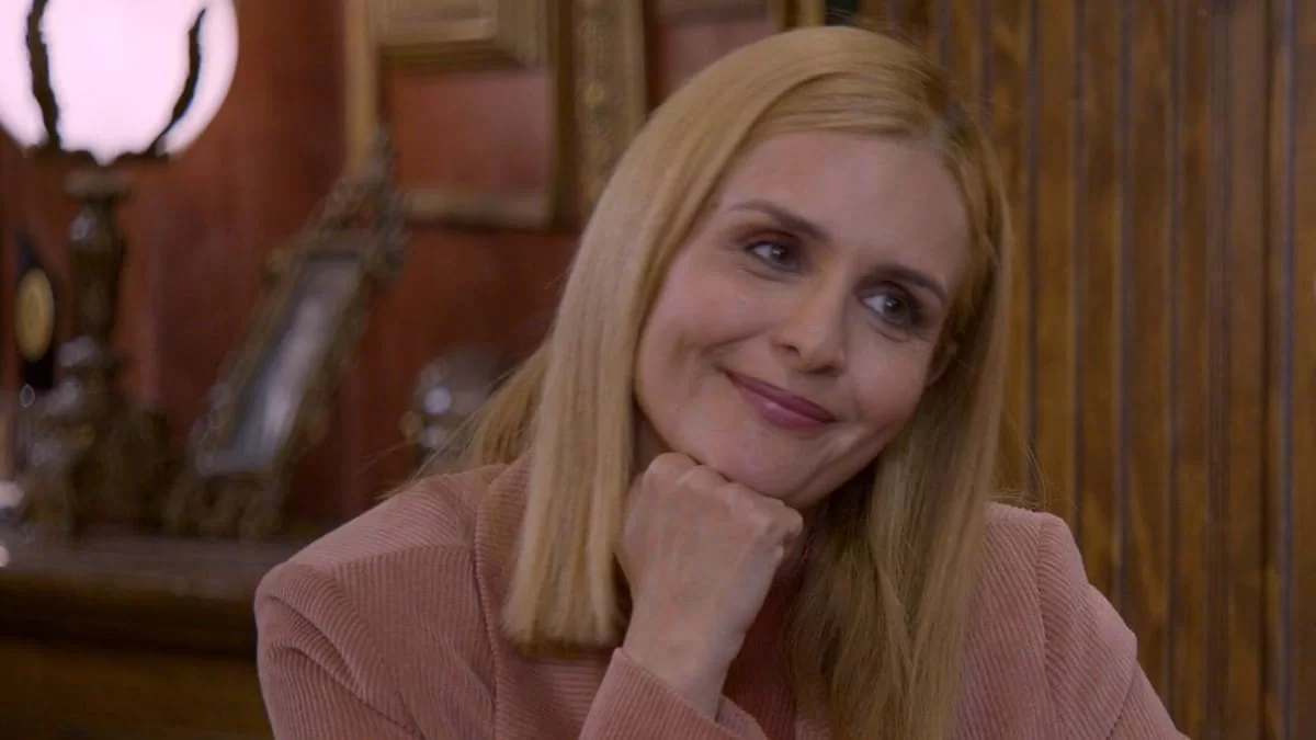 Άσε μας ρε Μαμά: Ο Μπάμπης προτείνει στην Έλλη να κάνουν λευκό γάμο