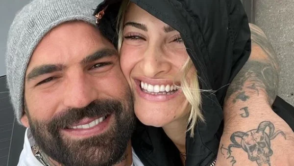 Πόζαρε τόπλες σε ονειρική πισίνα - Χιλιάδες αντιδράσεις με τη φωτογραφία της Τούνη για την επέτειο με τον Αλεξάνδρου