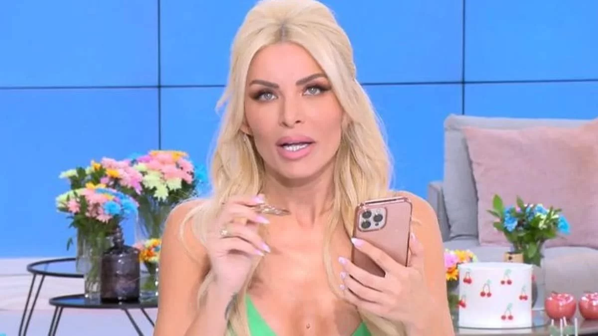 «Αυτή που μας πετά τα στήθη της στη μάπα...» - Απασφάλισε η Καινούργιου με σχόλιο που δέχτηκε στα social media