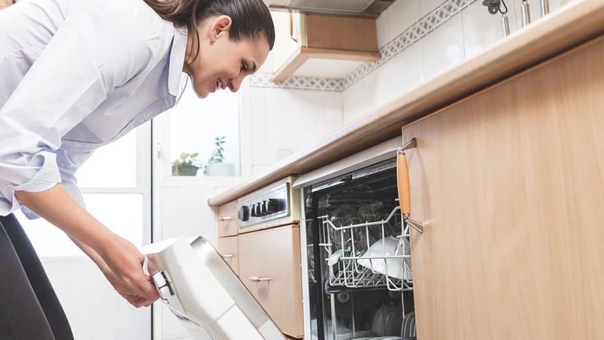 Καθάρισε το πλυντήριο πιάτων σου με μαγειρική σόδα και ξίδι