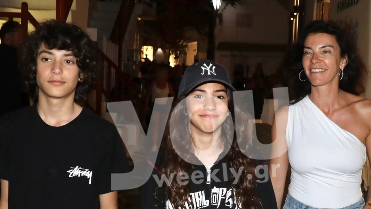 Με casual ντύσιμο στα σοκάκια της Μυκόνου - Χαλαρή βόλτα για την Μαρίνα Βέρνικος, το γιο της και την κόρη της