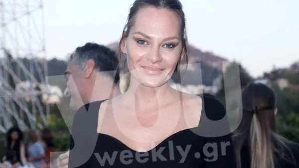 Με κοντό τζιν σορτσάκι και τακούνια - Τράβηξε όλα τα βλέμματα η Υβόννη Μπόσνιακ στην συναυλία του Ρέμου