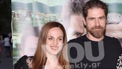 Με κοντό crop top στο πλάι του Λάλου - Η άκρως καλοκαιρινή εμφάνιση της γυναίκας του ηθοποιού