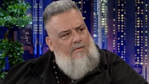 «Τους έντεχνους τους φτύνω στα μούτρα!» - "Έμεινε κάγκελο" ο Αρναούτογλου στον αέρα του The 2night Show