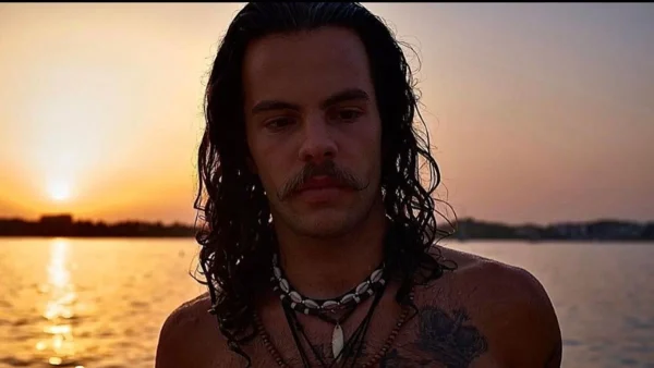 Τέλος τα μακριά μαλλιά και οι κοτσίδες  - Σκέτη ''φωτιά'' ο Άγγελος Λάτσιος μέσα στο αυτοκίνητο