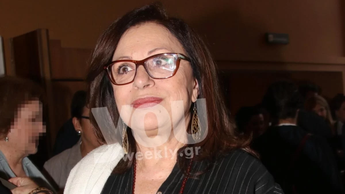 Με αγορέ μαλλί -  Σπάνια φωτογραφία της Χαρούλας Αλεξίου σε ηλικία 16 ετών