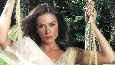 Χωρίς μακιγιάζ και με κολακευτικό ολόσωμο - Αρετουσάριστη φωτογραφία της Τζίνας Αλιμόνου με μαγιό