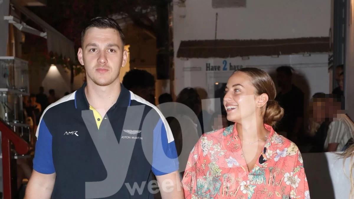 Χωρίς ίχνος μακιγιάζ και με τέρμα μίνι φούστα - Οι βόλτες της Ανδρομάχης και του συντρόφου της στα σοκάκια της Μυκόνου