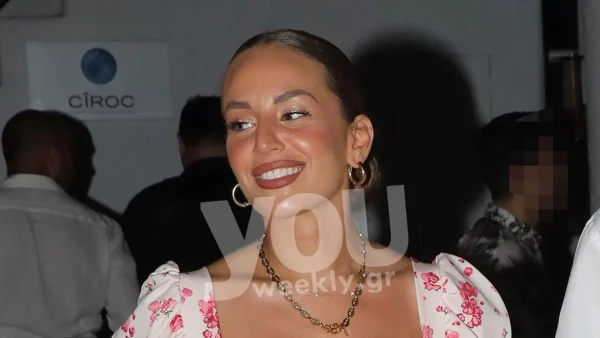 Πιασμένοι χεράκι χεράκι στα στενά της Μυκόνου - Full in love η Ανδρομάχη με τον σύντροφό της