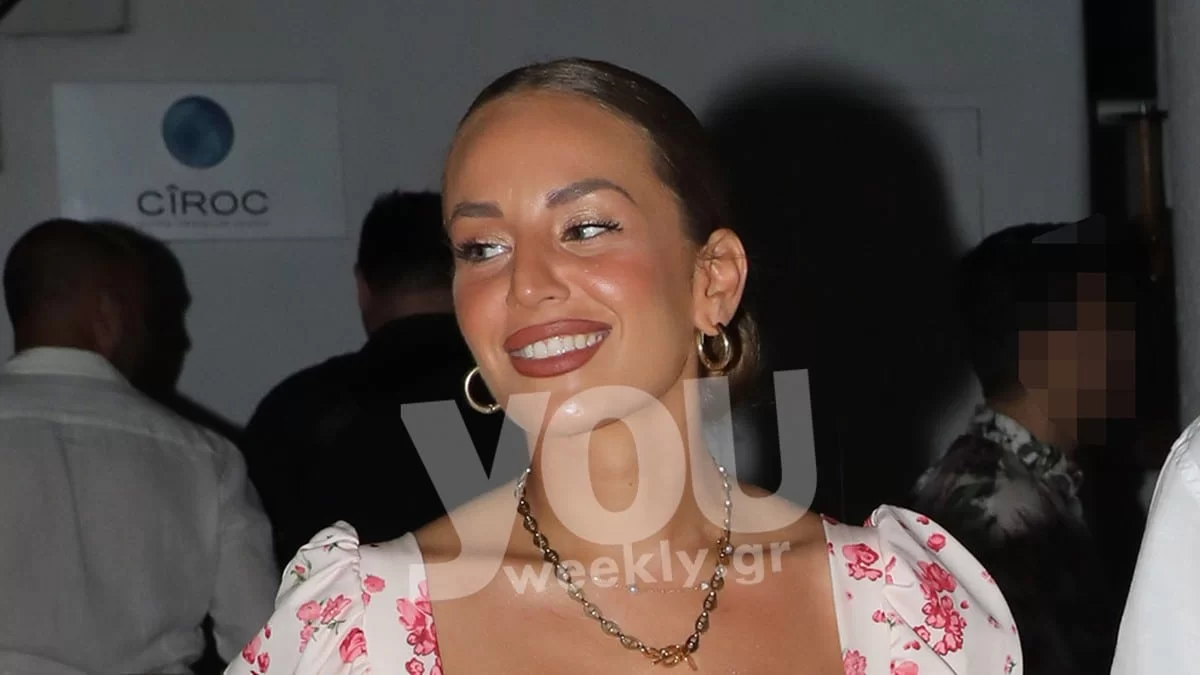 Πιασμένοι χεράκι χεράκι στα στενά της Μυκόνου - Full in love η Ανδρομάχη με τον σύντροφό της