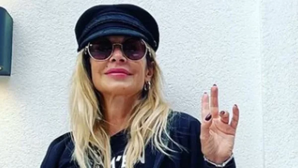 Η πιο τρυφερή γιαγιά του κόσμου - Η Βίσση ποζάρει αγκαλιά με τα εγγόνια της στη Νέα Υόρκη