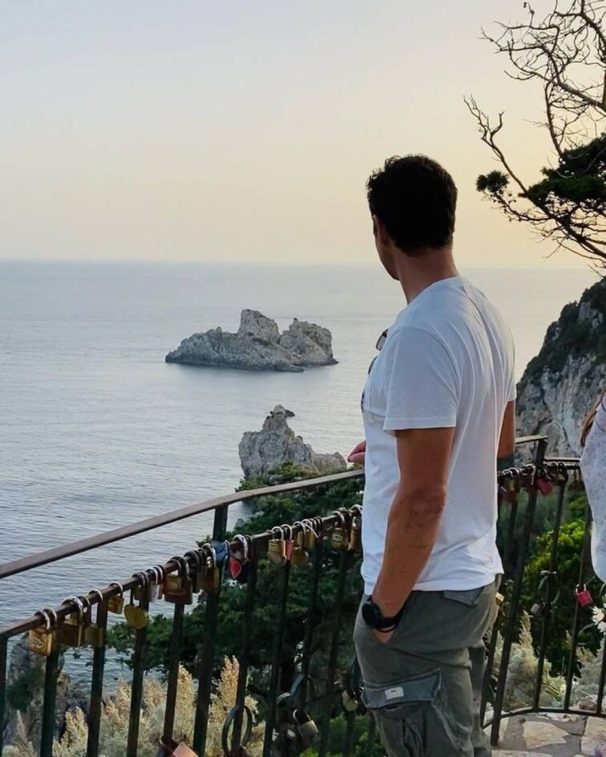 Ο Ρουβάς σε αξιοθέατο της Κέρκυρας