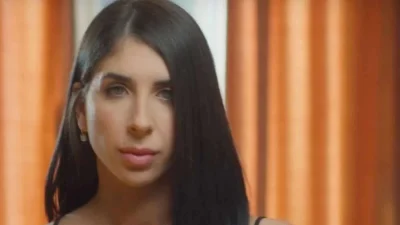 Ολόιδιες με μίνι φόρεμα - Η μαμά και η αδερφή του Mad Clip χαμογελούν ξανά 9 μήνες από τον θάνατό του