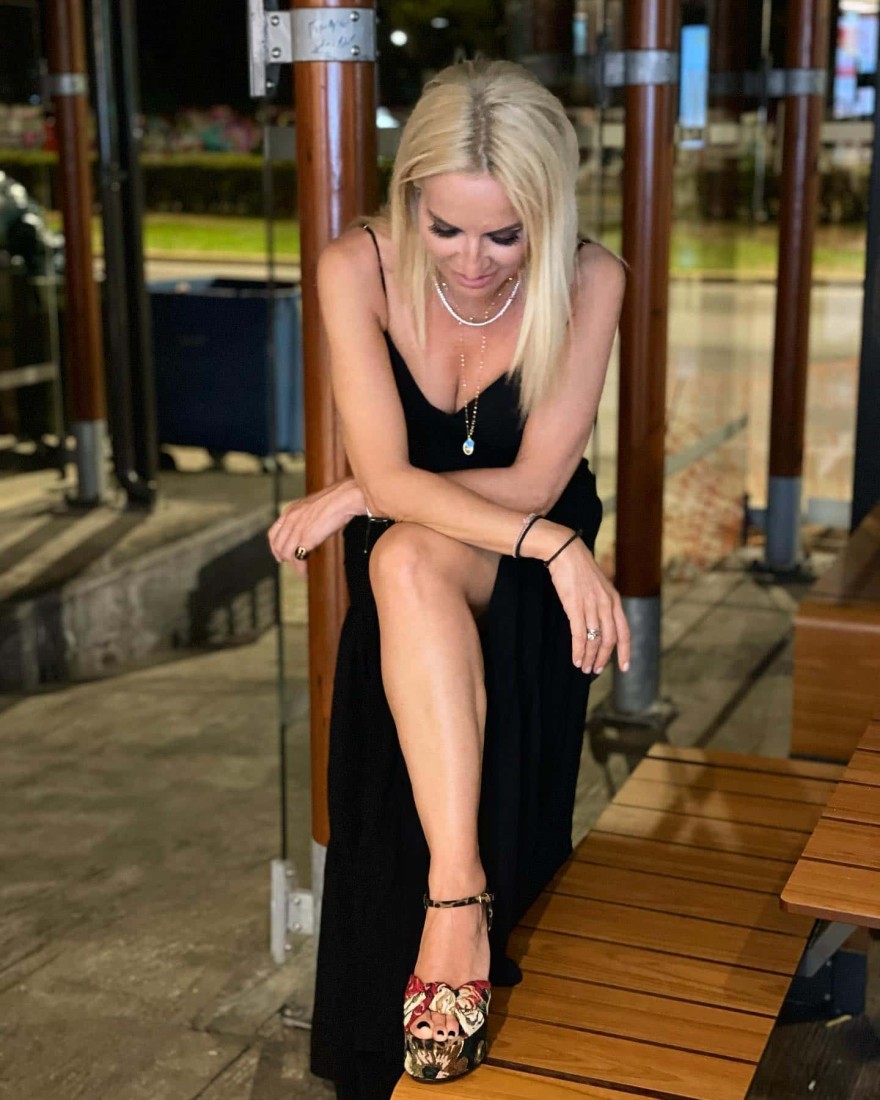 Η εντυπωσιακή φωτογραφία της Μπεκατώρου στην έξοδο στο Ρέμο