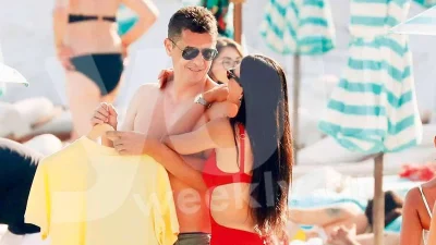 Αναστέναξε η Μύκονος με το κόκκινο μαγιό της Ιωάννας Μπούκη - Πιο διαχυτική από ποτέ με τον Αντώνη Σρόιτερ