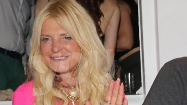 Με ασημί στενή τουαλέτα με ανοιχτό μπούστο η Μαρίνα Πατούλη - Το ταξίδι στη Νέα Υόρκη για δουλειά