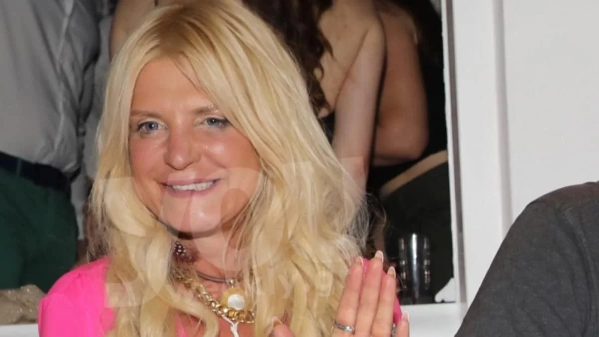 Με ασημί στενή τουαλέτα με ανοιχτό μπούστο η Μαρίνα Πατούλη - Το ταξίδι στη Νέα Υόρκη για δουλειά