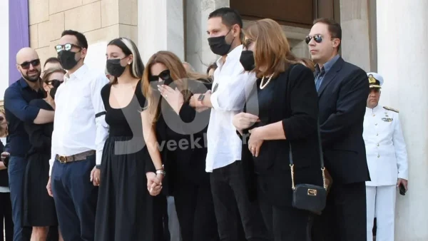 Κηδεία Γιάννη Κουντούλη: Υποβασταζόμενη και μαυροφορεμένη η σύζυγός του, Δέσποινα Μοιραράκη