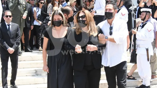 Κηδεία Γιάννη Κοντούλη: Σοκαριστική φωτογραφία - Η στιγμή που η Μοιραράκη φιλάει το φέρετρο του συζύγου της