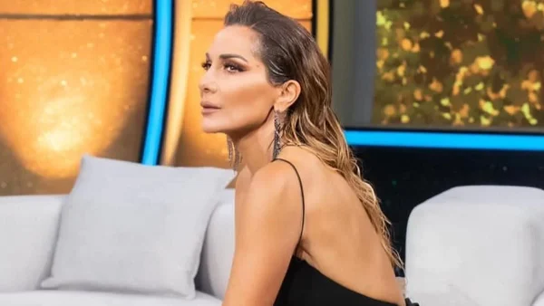 Το έβγαλε γιατί ένιωθε άβολα - Το φόρεμα με βαθύ σκίσιμο που αναγκάστηκε να αλλάξει η Δέσποινα Βανδή