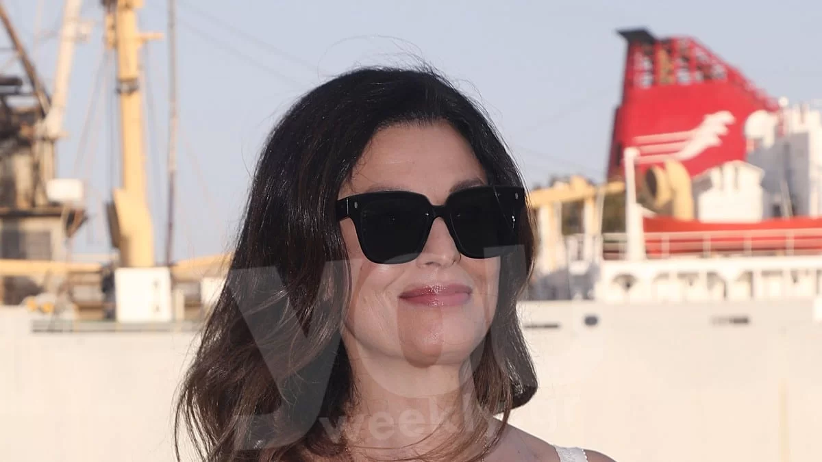Με στενό λευκό φόρεμα η Δωροθέα Μερκούρη - Σπάνια δημόσια εμφάνιση για την πρώην σύντροφο του Παντζόπουλου