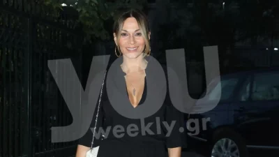 ''Σούσουρο'' με την πόζα της Έλλης Κοκκίνου - Καθισμένη στα πόδια του Γιάννη Πάριου και άκρως μαυρισμένη