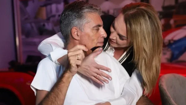 Δεκάδες σχόλια κάτω από την φωτογραφία της Τατιάνας Στεφανίδου και του Νίκου Ευαγγελάτου στη θάλασσα