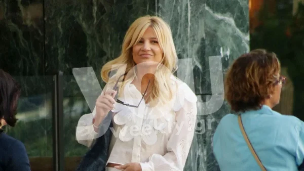 Με απίστευτες αναλογίες - Η Φαίη Σκορδά με total white outfit και τσόκαρα στο κέντρο της Αθήνας