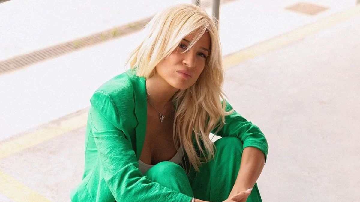 Με κατάμαυρα καρέ μαλλιά και αγνώριστη - Πως ήταν η Φαίη Σκορδά πολύ πριν γίνει γνωστή στην τηλεόραση