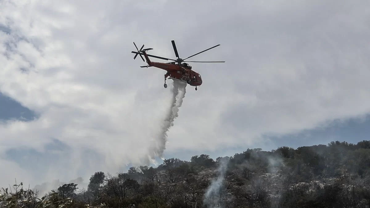 Φωτιά στη Λούτσα: Στο νοσοκομείο κάτοικος που τραυματίστηκε