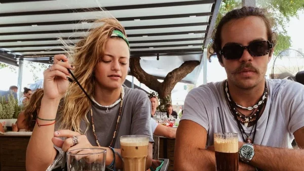 Στην "μυστική" παραλία της Μενεγάκη, Άγγελος Λάτσιος και Γαία Μερκούρη - Οι διακοπές τους στην Άνδρο