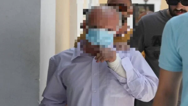 Δολοφονία στο Κουκάκι: Ποινική δίωξη για ανθρωποκτονία από πρόθεση στον 55χρονο που μαχαίρωσε τη γυναίκα του